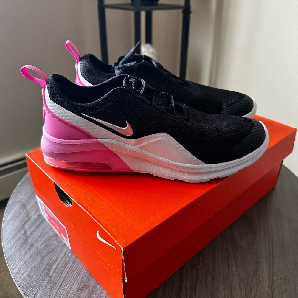 Nike sneakers size 7 women